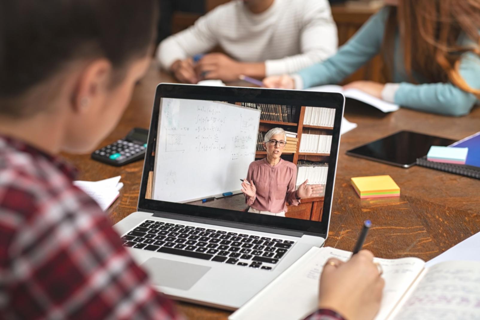 How a Financial Services Firm Expanded in France After Training Advisors in Colloquial Business French